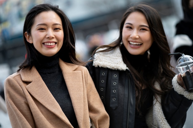 Japanse tienervrienden die plezier hebben.