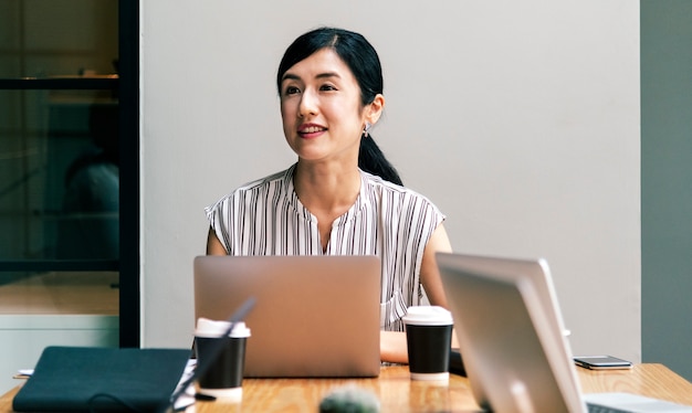 Japanse vrouw in een zakelijke bijeenkomst