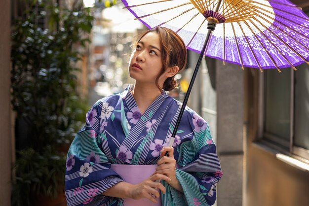 Japanse Wagasa-paraplu geholpen door jonge vrouw