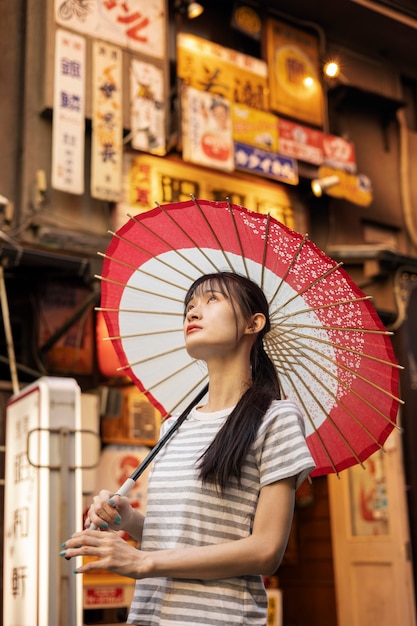 Japanse Wagasa-paraplu geholpen door jonge vrouw