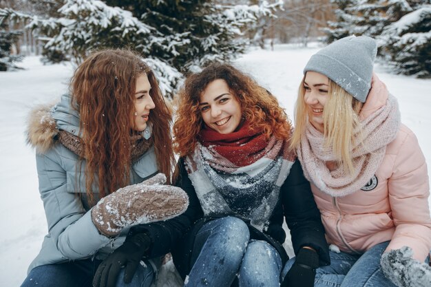 jas lachend portret rood sneeuw