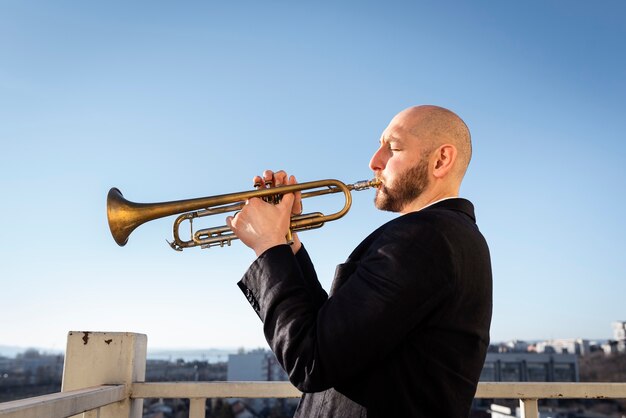 Jazzdag met volwassen trompetspelen