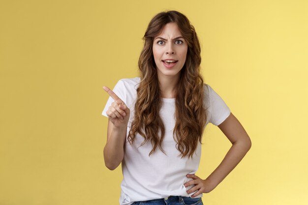 Je kunt beter niet met me sollen. Beledigd geïrriteerde jonge geïrriteerde klagende vrouw die vinger schudt stop genoeg afkeuringsgebaar geërgerd eis niet te spelen, neem gevoelens als vanzelfsprekend aan.