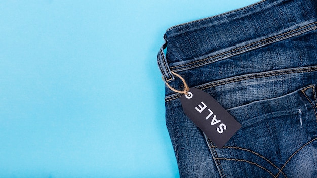 Gratis foto jeans met zwarte vrijdag-tag bevestigd