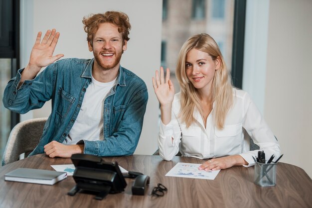 Jobcollega's zwaaien met hun handen