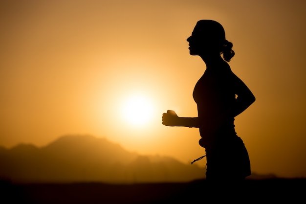 Gratis foto joggen in de bergen