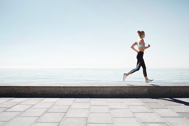 Joggen jonge vrouw draait op de wal