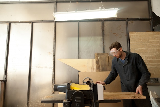 Joiner werken bij dikte planer machine