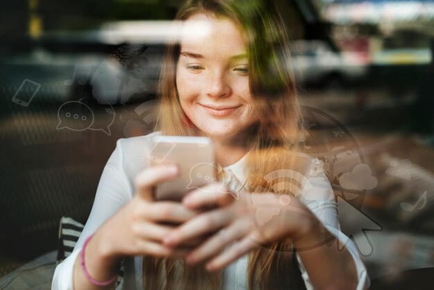 Jong blond meisje texting in een café