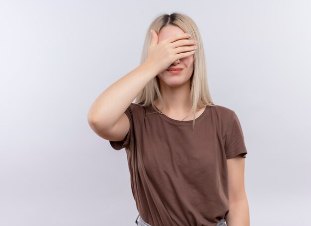 Jong blondemeisje dat haar ogen met hand op geïsoleerde witte muur met exemplaarruimte sluit