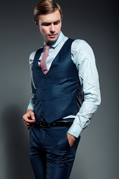 Jong elegant knap zakenman mannelijk model in blauw kostuum