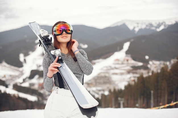 Jong en actief brunette skiën. Vrouw in de besneeuwde bergen.