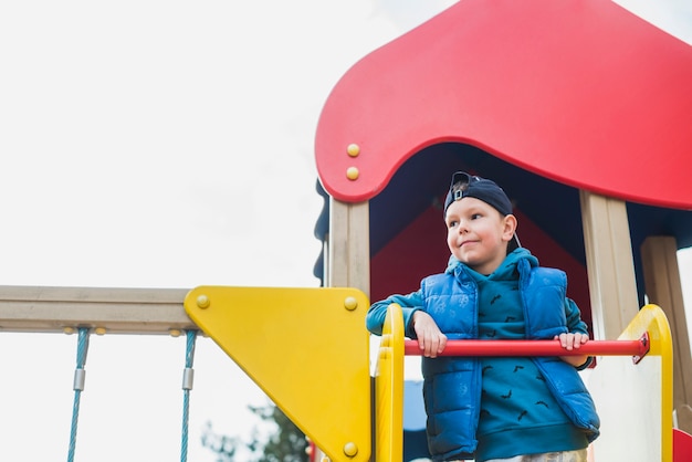 Jong geitje buiten spelen op speelplaats