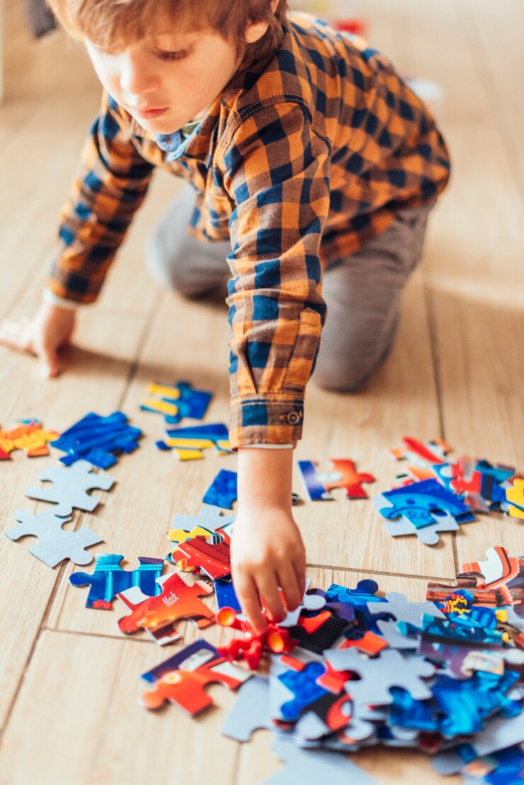 Gratis Foto jong geitje het spelen met figuurzaag