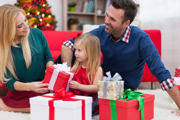 Jong gezin genieten van de kersttijd