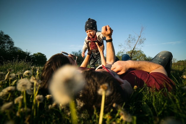 Jong gezin heeft plezier en ontspant buiten op het platteland