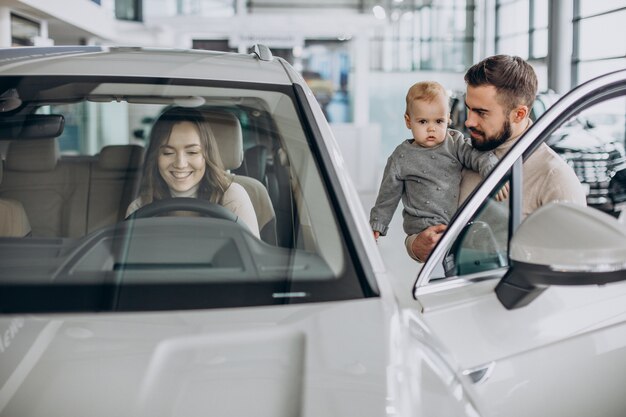 Jong gezin met babymeisje dat een auto kiest