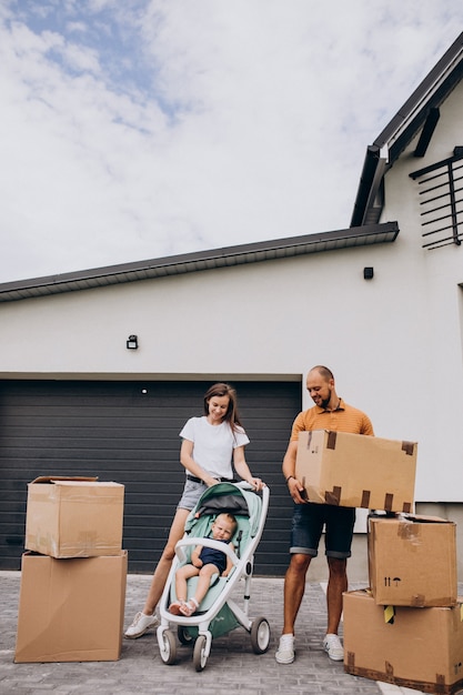 Jong gezin met dochtertje verhuizen naar een nieuw huis