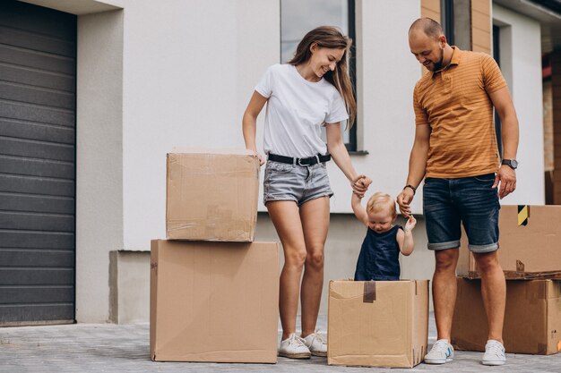 Jong gezin met dochtertje verhuizen naar een nieuw huis
