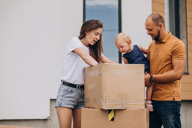 Jong gezin met dochtertje verhuizen naar een nieuw huis