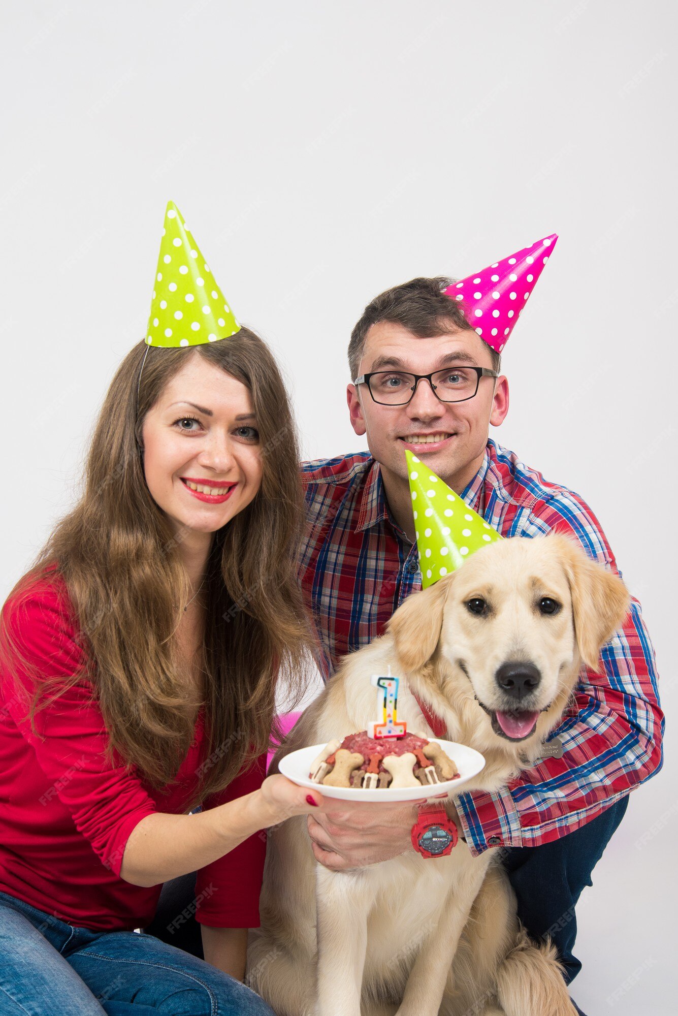 Jong Gezin Met Hun Hond Golden Retriever Viert Een Jaar Verjaardag Premium Foto