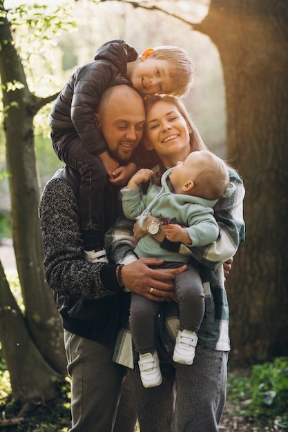 Jong gezin met hun kinderen plezier in het bos