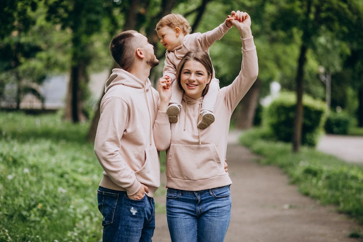 Gratis Foto jong gezin met hun kleine baby in het park