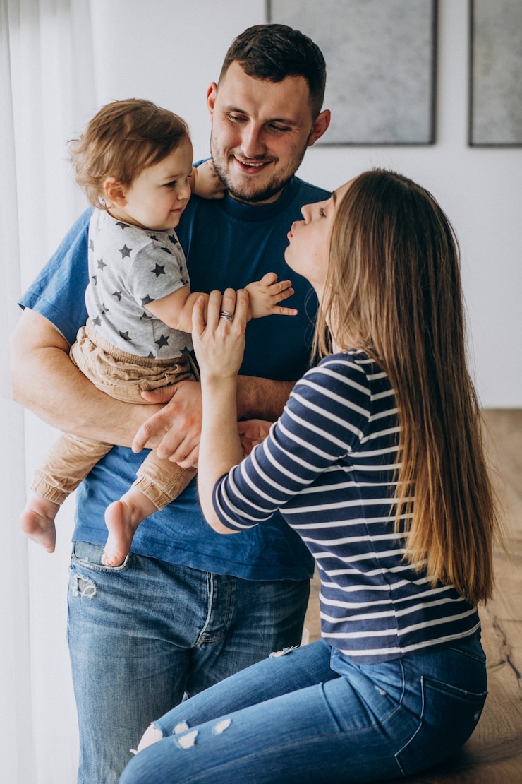 Gratis Foto jong gezin met hun zoontje thuis