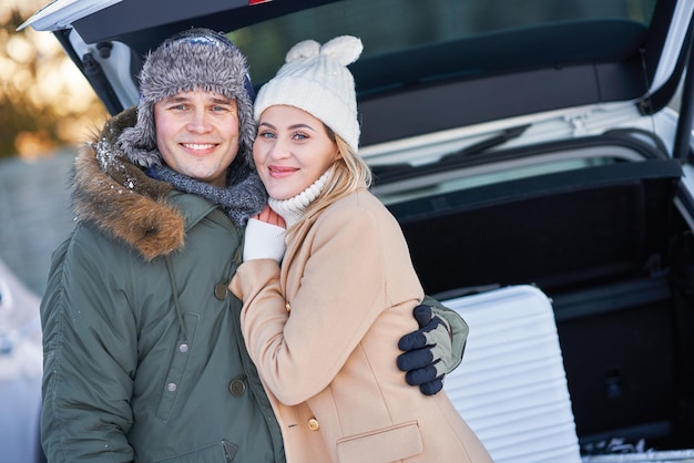 Jong gezin tijdens winterreis auto kofferbak in hebben. hoge kwaliteit foto
