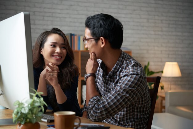 Jong gezin van twee die online aankopen bespreken