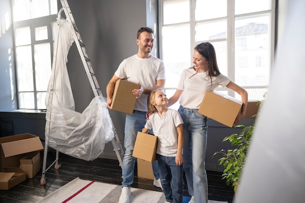 Gratis foto jong gezin verhuist naar een nieuw huis