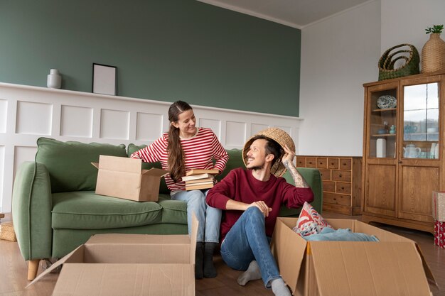 Jong gezin verhuist naar een nieuw huis