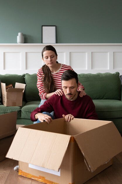 Jong gezin verhuist naar een nieuw huis