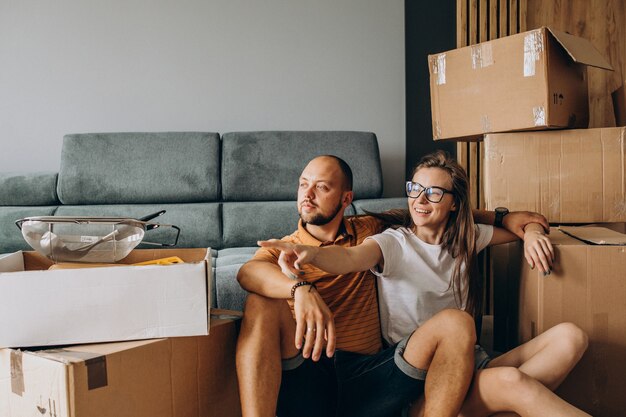 Jong gezin verhuizen naar hun nieuwe huis