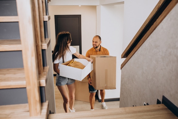 Gratis foto jong gezin verhuizen naar hun nieuwe huis