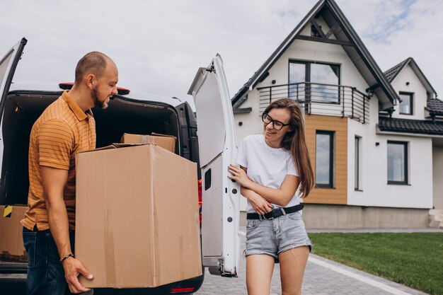 Jong gezin verhuizen naar hun nieuwe huis