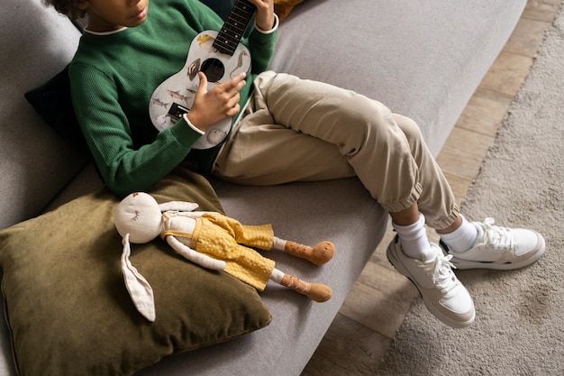 Gratis foto jong kind samen tijd doorbrengen in het comfort van hun huis