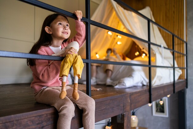 Jong kind samen tijd doorbrengen in het comfort van hun huis