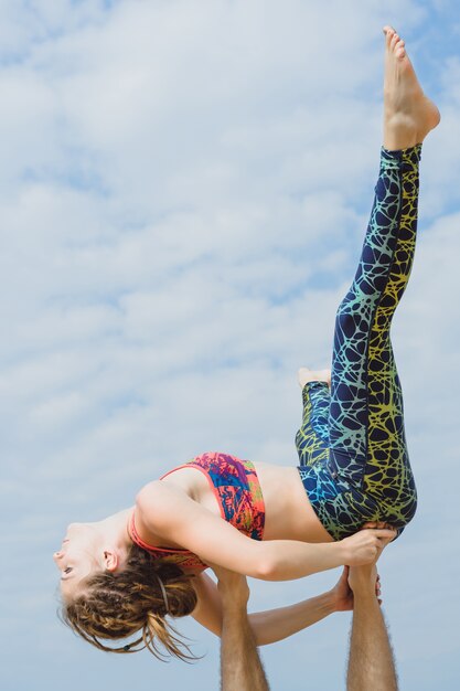 Gratis foto jong koppel beoefenen van yoga op stad achtergrond