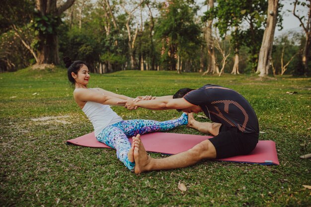 Jong koppel geniet van yoga samen