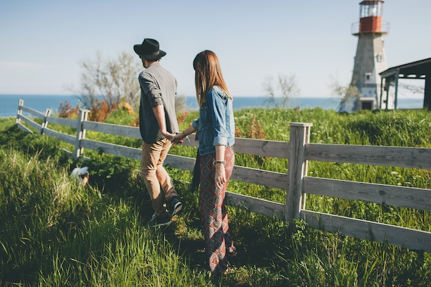 Jong koppel hipster indie stijl verliefd wandelen op het platteland, hand in hand