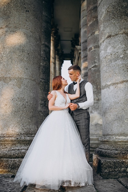 Jong koppel huwelijk fotosessie buiten