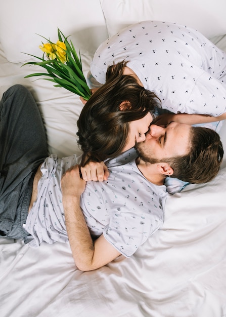 Gratis foto jong koppel in bed in de ochtend