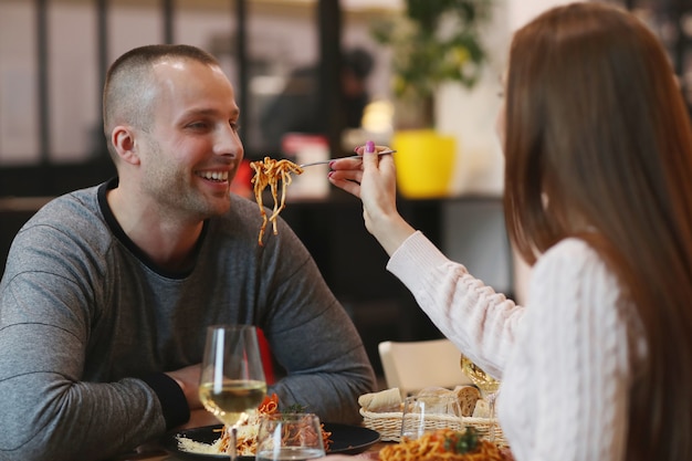 Jong koppel in het restaurant