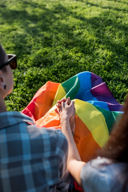 Gratis foto jong koppel in liefde hand in hand op de natuur