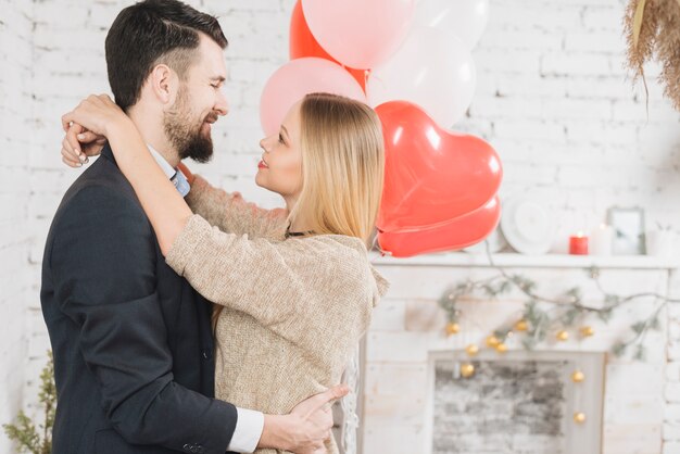 Jong koppel in liefde omhelzen