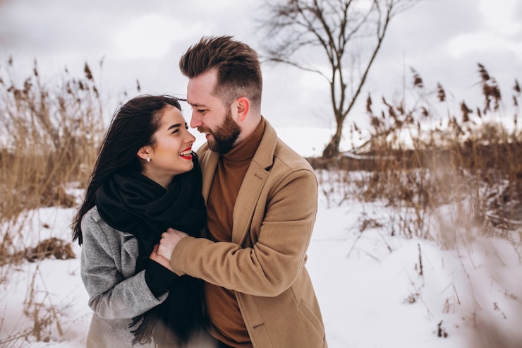Gratis Foto jong koppel in winter park