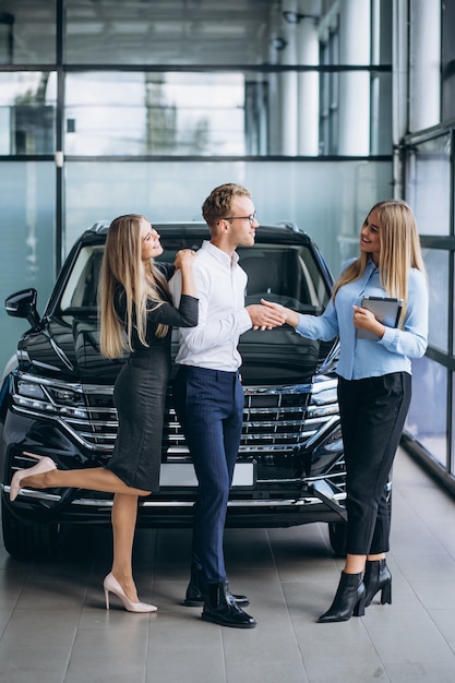 Jong koppel kiezen van een auto in een auto showroom