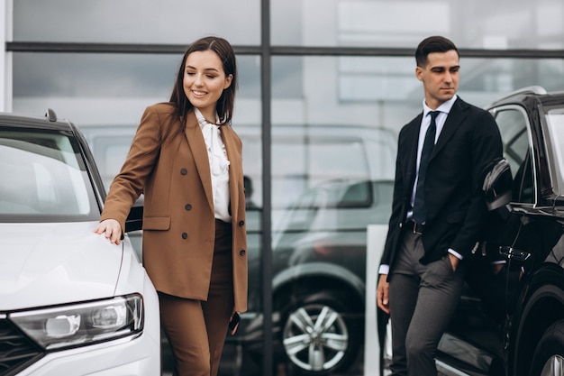 Jong koppel kiezen van een auto in een auto showroom