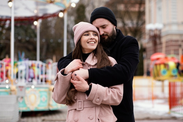 Gratis foto jong koppel knuffelen